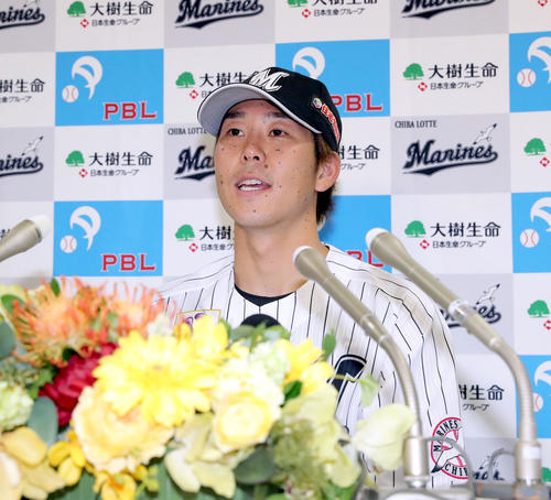 ロッテ対日本ハム　試合前、2019年度大樹生命6月月間MVPに選出され会見するロッテ鈴木（撮影・佐藤翔太）