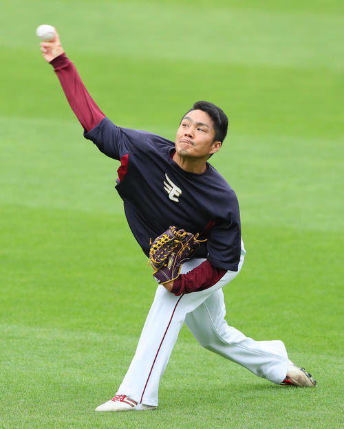 楽天対オリックス　復帰登板を迎え、試合前の練習に臨む楽天則本昂（撮影・足立雅史）