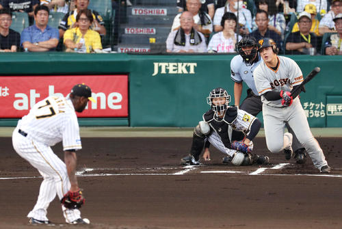 阪神対巨人　1回表巨人2死二塁、岡本の投手返しがガルシアの右足に直撃する（撮影・前田充）