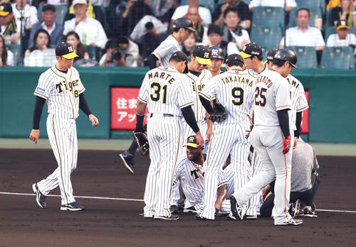 阪神対巨人　1回表巨人2死二塁、岡本の投手返しが右足に直撃し、座り込んで痛がるガルシアにの元へ心配そうに歩み寄る矢野監督（左）（撮影・前田充）