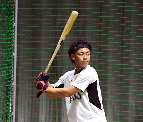 フリー打撃で汗を流すソフトバンク今宮健太（撮影・今浪浩三）