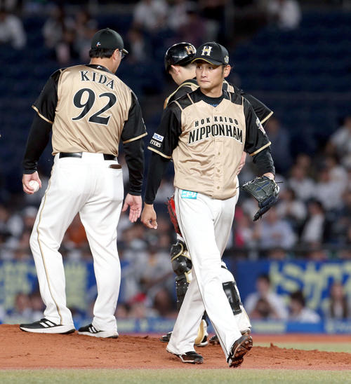 ロッテ対日本ハム　3回途中で降板する日本ハム中村（撮影・佐藤翔太）