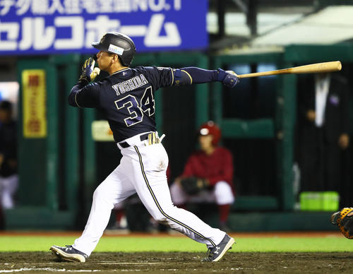 楽天対オリックス　9回表オリックス無死、右越え本塁打を放つ吉田正（撮影・足立雅史）