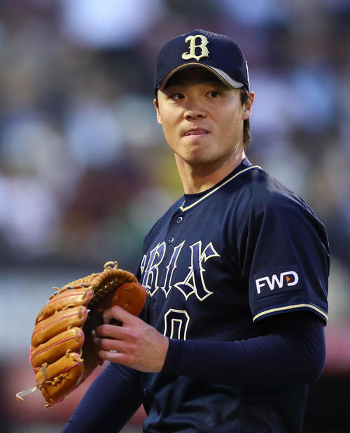 楽天対オリックス　2回に先制を許し渋い表情でベンチに戻るオリックス山崎（撮影・足立雅史）