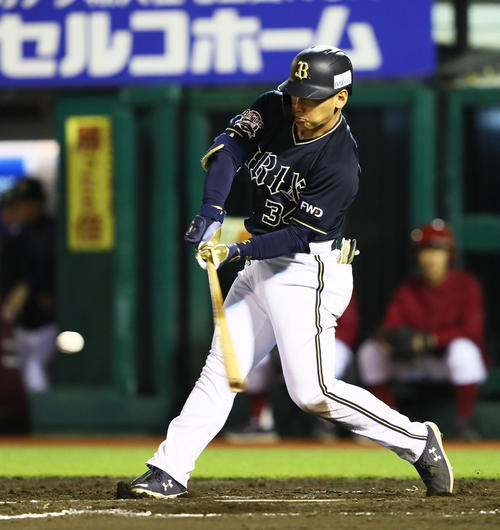 楽天対オリックス　9回表オリックス無死、右越え本塁打を放つ吉田正（撮影・足立雅史）