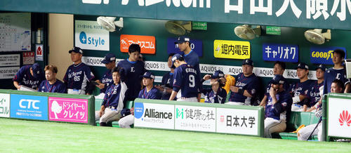 ソフトバンク対西武　ソフトバンクに敗れガックリする西武ナイン。左から3人目は辻監督（撮影・栗木一考）