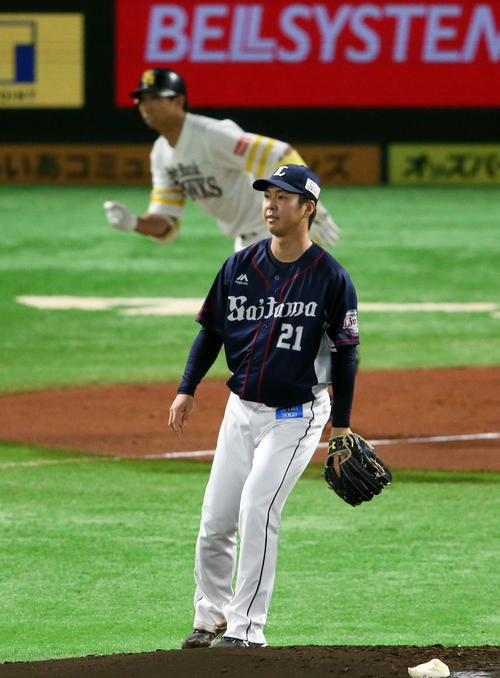ソフトバンク対西武　1回裏ソフトバンク無死一塁、福田に逆転となる2点本塁打を浴びる十亀（撮影・栗木一考）