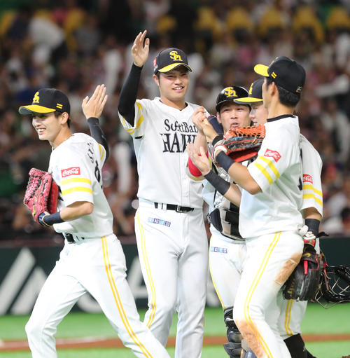 ソフトバンク対西武　9回に登板した甲斐野央はきっちり抑え笑顔を見せる（撮影・梅根麻紀）