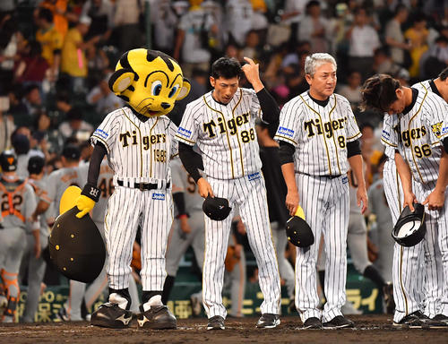 巨人に競り負け力なくファンにあいさつする矢野燿大監督（中央）（撮影・上田博志）