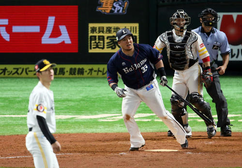 5回表西武2死一、二塁、山川穂高は左飛に倒れる。投手高橋礼（撮影・栗木一考）