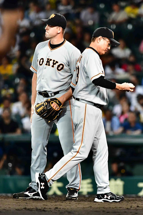阪神対巨人　9回裏阪神2死、巨人原監督（右）は自らマウンドへ足を運び、3番手で登板したマシソンに交代を告げる（撮影・小沢裕）