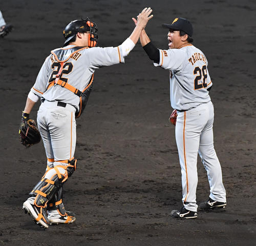 阪神に勝利し田口は雄叫びをあげながらタッチを交わす小林（撮影・奥田泰也）