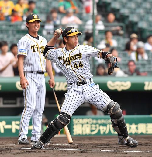 シートノックで二塁へ送球する梅野（撮影・上田博志）