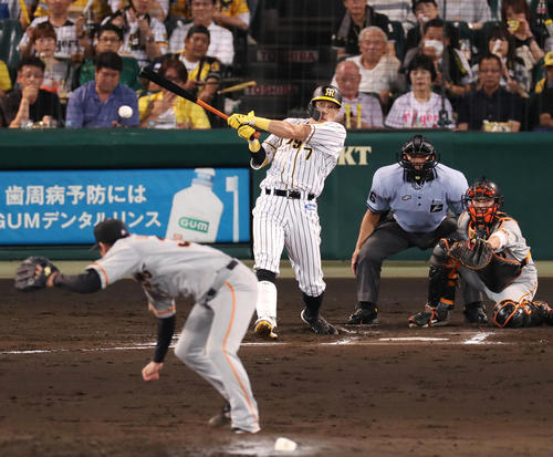 阪神対巨人　6回裏阪神2死一塁、中前打を放つ糸井（撮影・前田充）