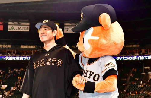 阪神対巨人　今季4勝目を挙げた巨人先発の桜井（左）はジャビットに頭をなでられて笑顔を見せる（撮影・小沢裕）