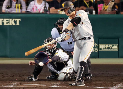 阪神対巨人　8回表巨人1死三塁、先制の遊ゴロを放つ中島（撮影・前田充）