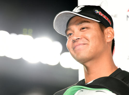 ロッテ対日本ハム　ヒーローインタビューで涙をこらえるロッテ佐々木（撮影・横山健太）