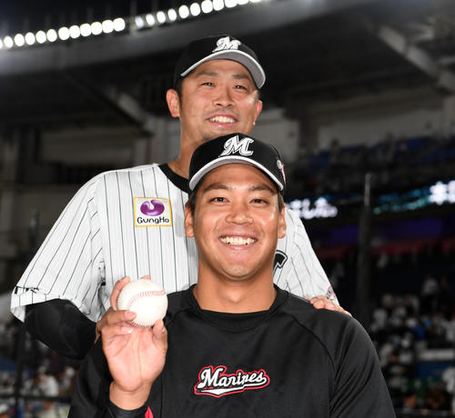 ロッテ対日本ハム　2年ぶりの勝利をあげウイニングボールを手に笑顔を見せるロッテ佐々木（手前）。後方は清田（撮影・横山健太）