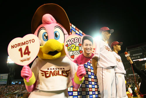 楽天対オリックス　復帰登板を勝利で飾った楽天の則本昂（右）とバッテリーの嶋は球団マスコットのクラッチーナが大喜びする中、ヒーローインタビューに答える（撮影・足立雅史）