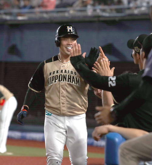 ロッテ対日本ハム　6回表日本ハム2死、左越えソロ本塁打を放ちチームメートに出迎えられる近藤（撮影・佐藤翔太）
