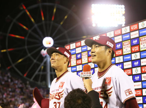 楽天対オリックス　お立ち台で笑顔を見せる楽天の則本昂（右）と嶋（撮影・足立雅史）