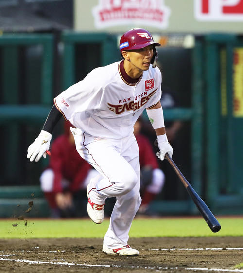楽天対オリックス　2回裏楽天2死一、二塁、嶋は右前適時打を放つ（撮影・足立雅史）