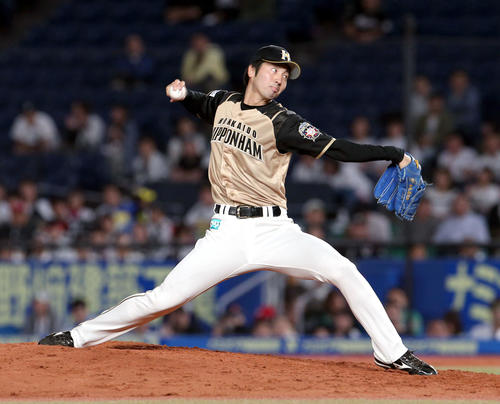 ロッテ対日本ハム　7回から登板する日本ハム鈴木（撮影・佐藤翔太）