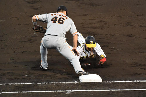 阪神対巨人　4回裏阪神1死一塁、ジェフリー・マルテの三塁ライナーで帰塁できない大山悠輔はアウトとなる（撮影・奥田泰也）