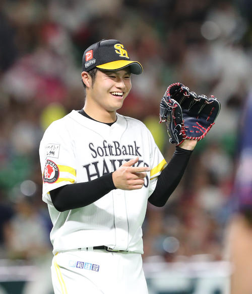9回に登板した甲斐野はきっちり抑え笑顔を見せる（撮影・梅根麻紀）