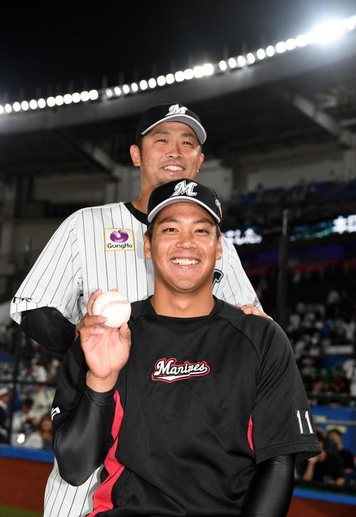 ロッテ対日本ハム　2年ぶりの勝利をあげウイニングボールを手に笑顔を見せるロッテ佐々木（手前）。後方は清田（撮影・横山健太）