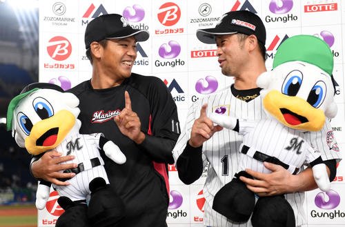 ロッテ対日本ハム　2年ぶりの勝利をあげ笑顔で1本指を立てるロッテ佐々木（左）。右は清田（撮影・横山健太）