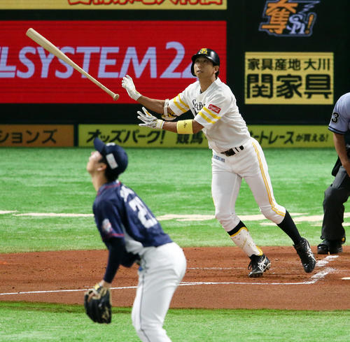 ソフトバンク対西武　1回裏ソフトバンク無死一塁、福田は右越え2点本塁打を放つ。投手十亀（撮影・栗木一考）