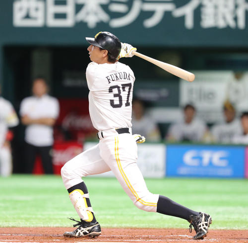 1回裏ソフトバンク無死一塁、福田は右越えに逆転2点本塁打を放つ（撮影・梅根麻紀）