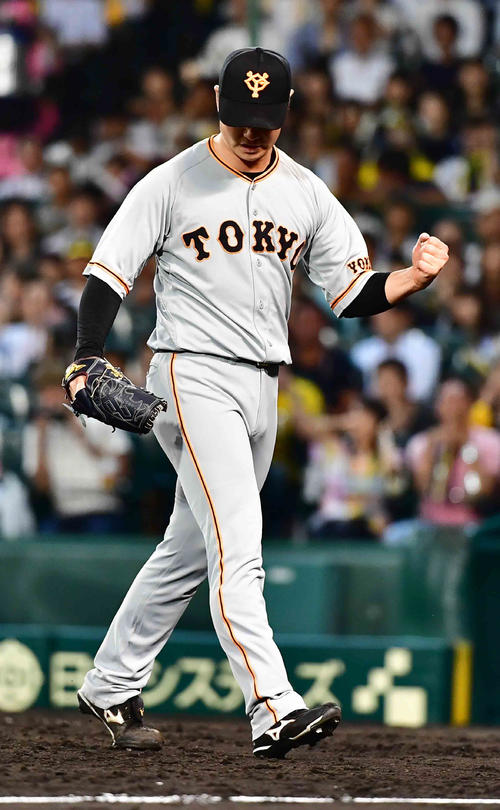 阪神対巨人　8回裏阪神2死二塁、巨人2番手で登板した中川は糸井を空振り三振に仕留めガッツポーズ（撮影・小沢裕）