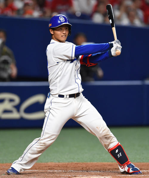 中日対広島　5回裏中日2死一、三塁、右翼線2点適時三塁打を放った石橋康太（撮影・森本幸一）
