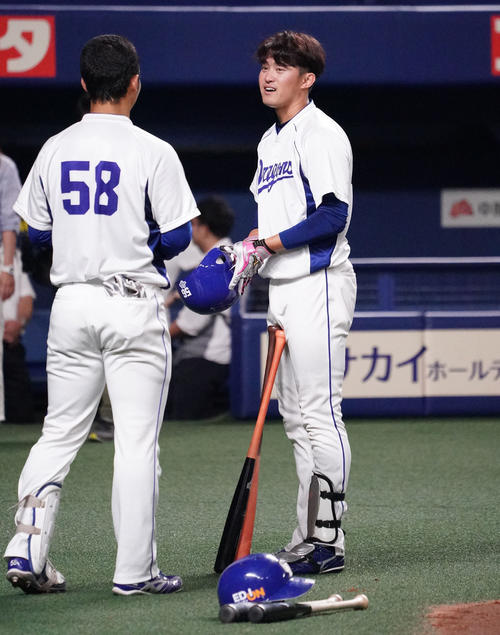 中日対広島　試合前練習、話をする石橋康太（左）と武田健吾（右）（撮影・森本幸一）