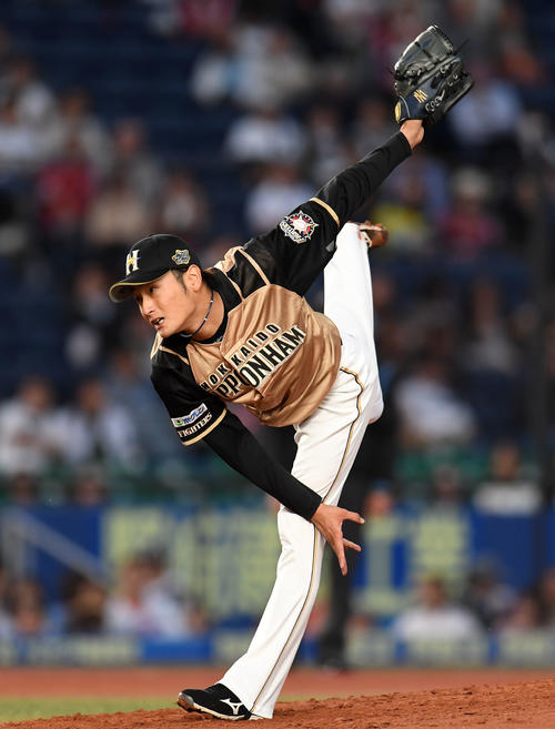 ロッテ対日本ハム　力投する日本ハム先発の中村（撮影・横山健太）