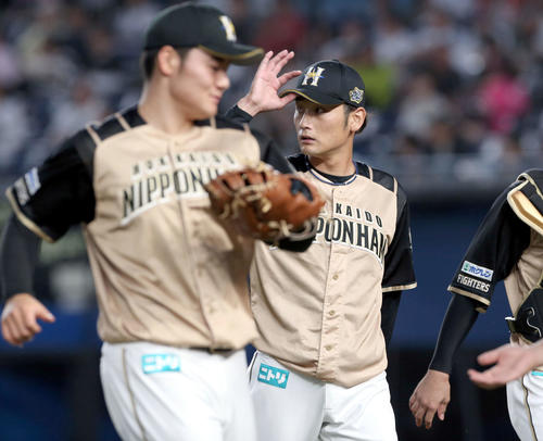 ロッテ対日本ハム　先制を許しスコアボードを見つめながらベンチに戻る日本ハム中村（撮影・佐藤翔太）