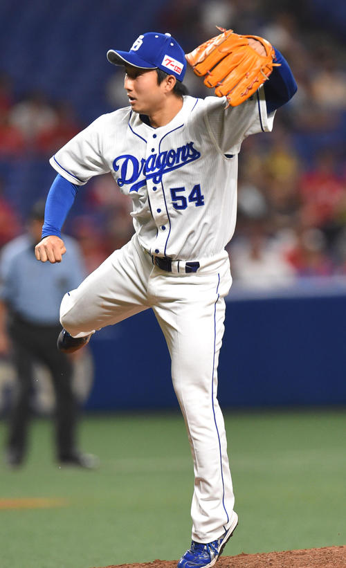 中日2番手で登板する藤嶋（撮影・森本幸一）