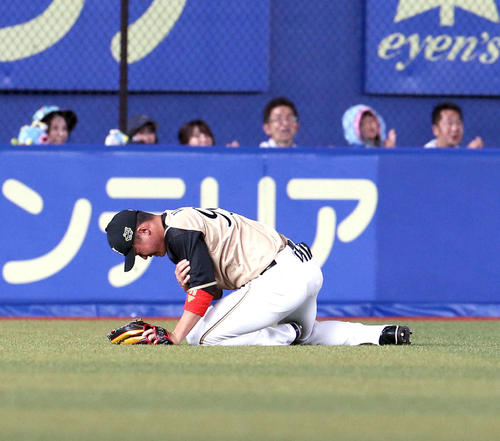 ロッテ対日本ハム　6回裏ロッテ1死、藤岡の打球に飛び込み痛がる日本ハム王柏融（撮影・佐藤翔太）