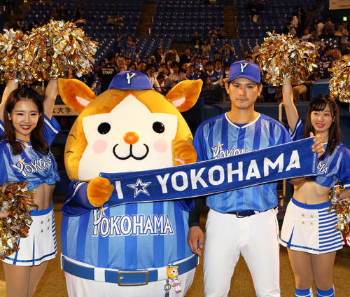 ヒーローインタビュー後、記念撮影をする神里（撮影・狩俣裕三）