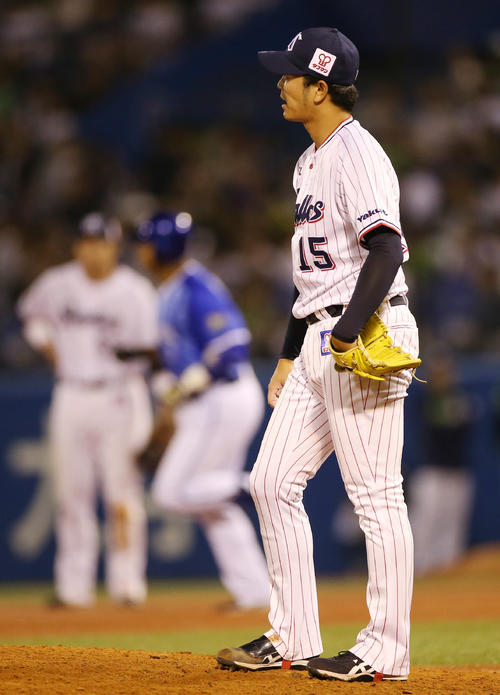 ヤクルト対DeNA　6回表DeNA2死満塁、ロペス（後方）から満塁弾を浴びる大下（撮影・狩俣裕三）