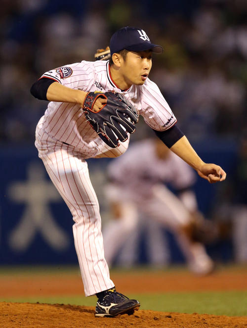 ヤクルト対DeNA　6回表途中から登板する久保（撮影・狩俣裕三）