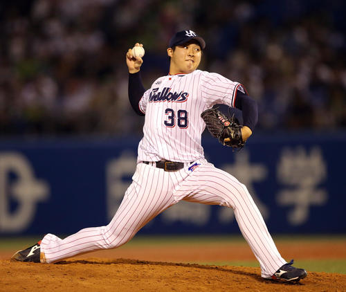 ヤクルト対DeNA　6回表から登板する梅野（撮影・狩俣裕三）