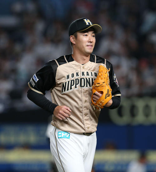 ロッテ対日本ハム　4回裏を無失点に抑えベンチに戻る日本ハム斎藤（撮影・佐藤翔太）