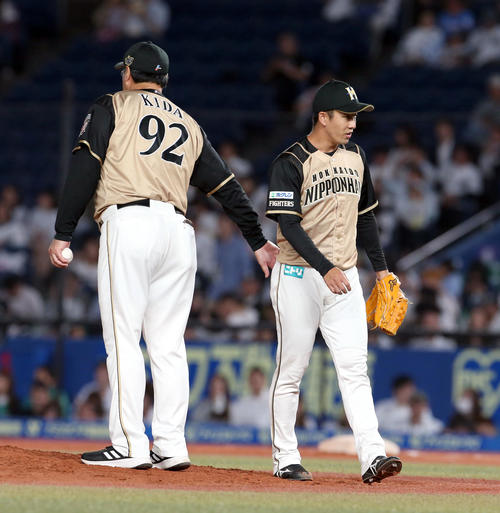 ロッテ対日本ハム　6回途中で降板する日本ハム斎藤（撮影・佐藤翔太）