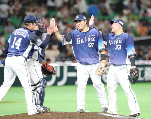 ソフトバンク対西武　ソフトバンクに勝利し笑顔を見せる中村剛也と山川穂高（撮影・梅根麻紀）