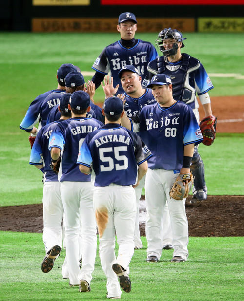 ソフトバンク対西武　ナインを出迎える中村剛也（右手前）（撮影・栗木一考）