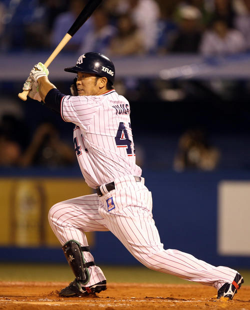 ヤクルト対DeNA　7回裏ヤクルト2死二塁、左前適時打を放つ雄平（撮影・狩俣裕三）