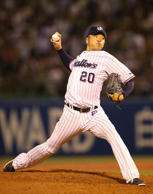 ヤクルト対DeNA　7回表から登板する近藤（撮影・狩俣裕三）